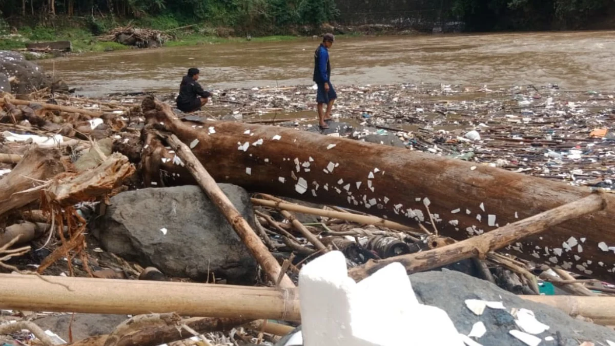 sampah di sungai ciwulan