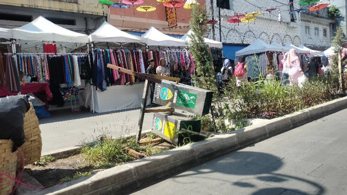 tong sampah pedeatrian jalan cihideung