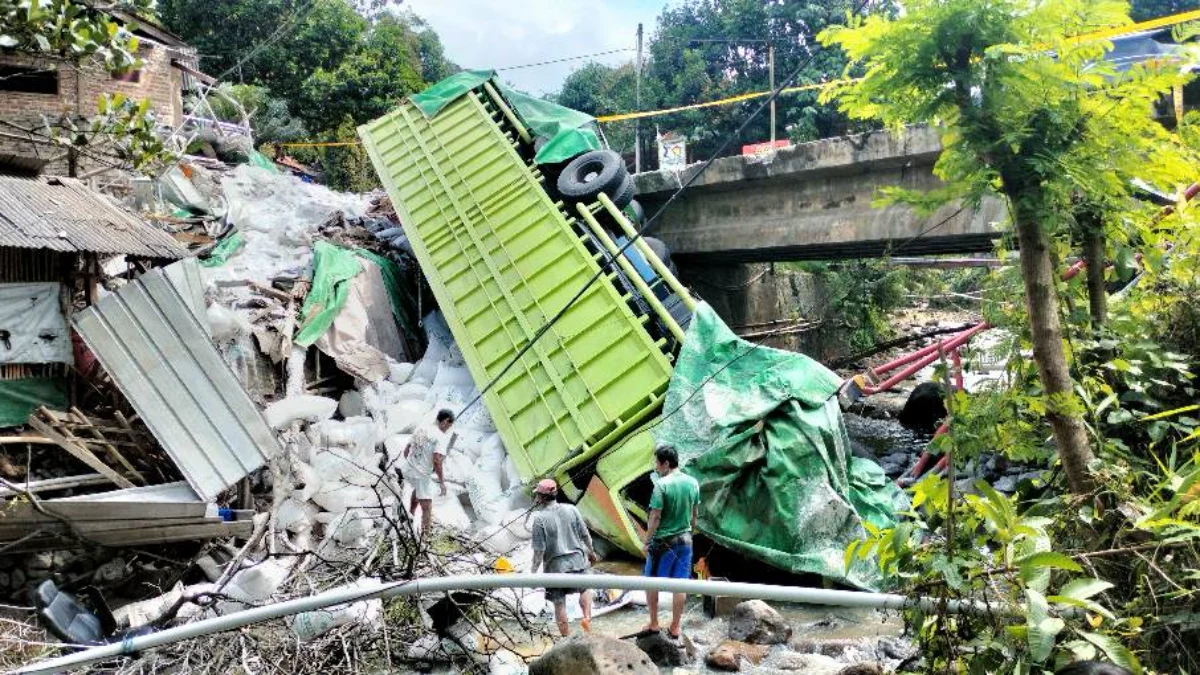 Truk masuk sungai