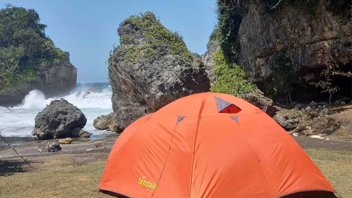 Camping di Pantai Madasari