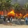 Kampung turis terbakar