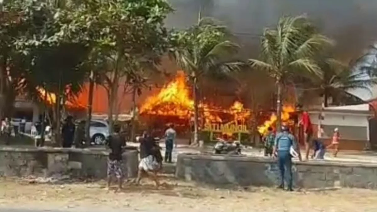 Kampung turis terbakar