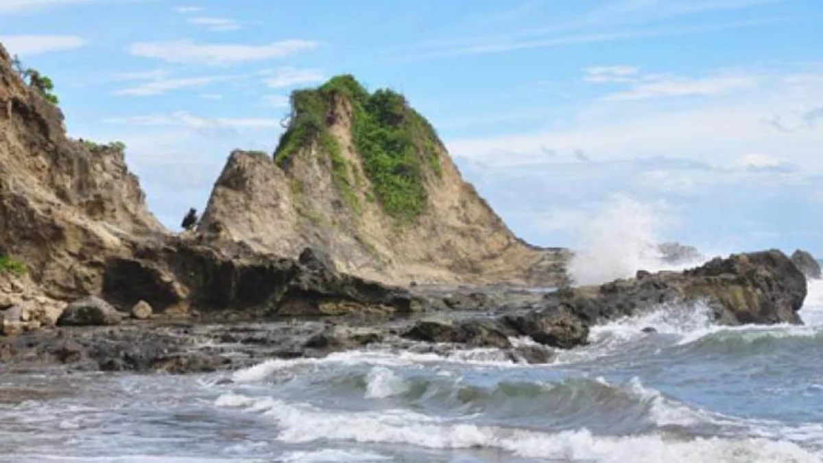 Pantai Karang Nini di Kabupaten Pangandaran