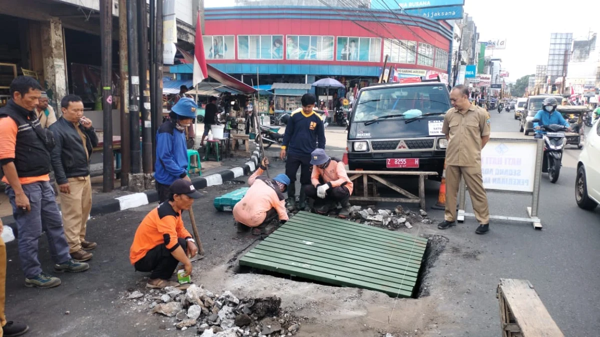 Penggantian penutup saluran air di Jalan HZ Mustofa