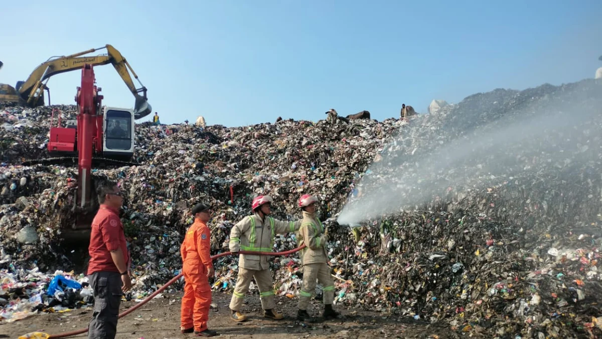 Pertama kali dalam sejarah penyemprotan Eco Enzime di TPA Ciangir untuk penilaian adipura