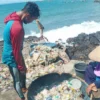 Sampah di Pantai Timur Pangandaran