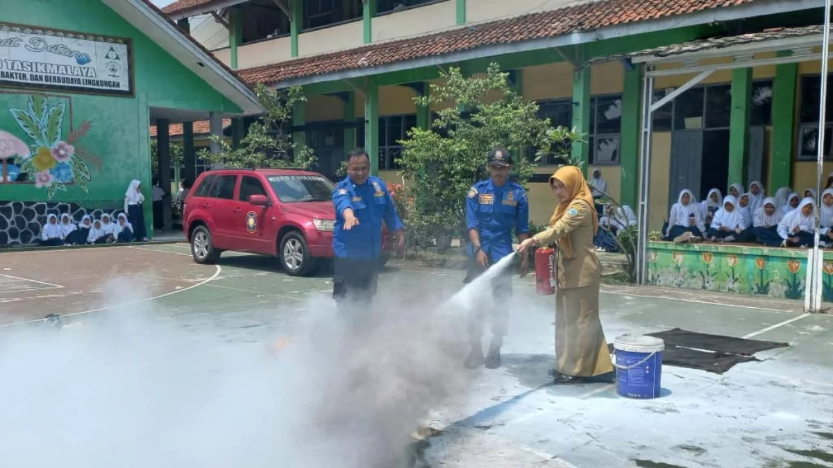 latihan pemadam kebakaran atau damkar di SMPN 2 kota tasikmalaya