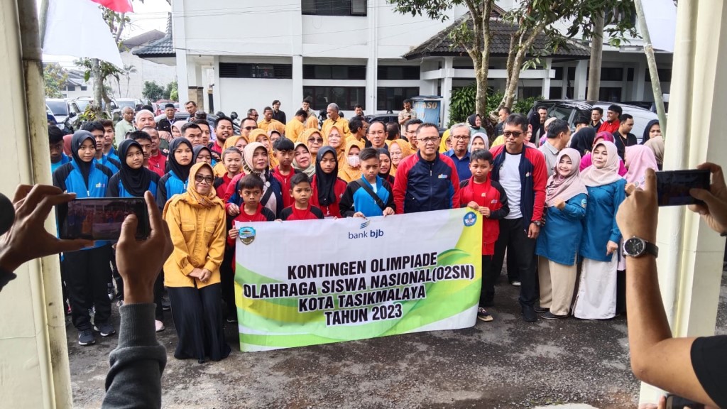 Sepanduk O2sn Kontingen Tasikmalaya Dilepas, Target Jadi Juara O2SN Tingkat Jabar ...