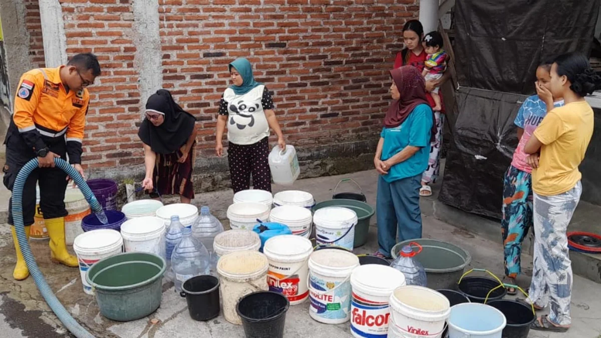 distribusi air bantuan air bersih Tasik el nino center Wilayah Terdampak Kekeringan