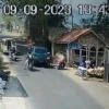 Terekam CCTV, Mobil Kepala Desa Tabrakan Dengan Warga di Tasikmalaya