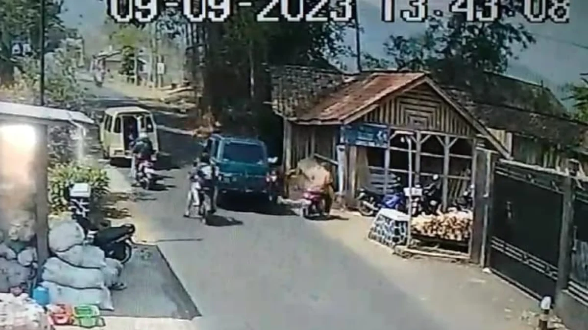 Terekam CCTV, Mobil Kepala Desa Tabrakan Dengan Warga di Tasikmalaya