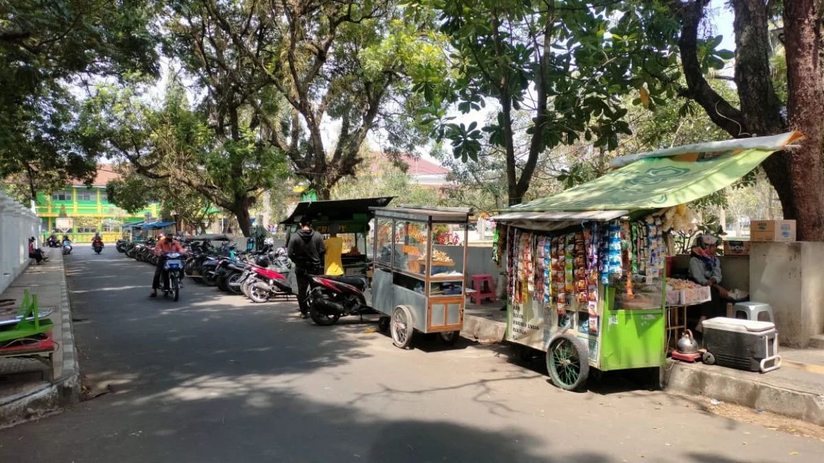 PKL Alun-ALun Kota Tasikmalaya mulai kembali berjualan, Senin (4/9/2023).