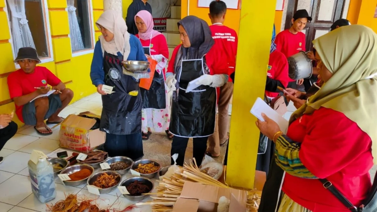 Perajin Anyaman Bambu Kecamatan Leuwisari