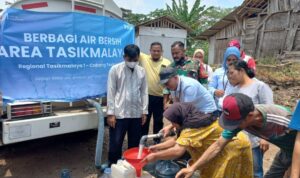 10.000 Liter Air Bersih Disalurkan kepada Warga Cipedes