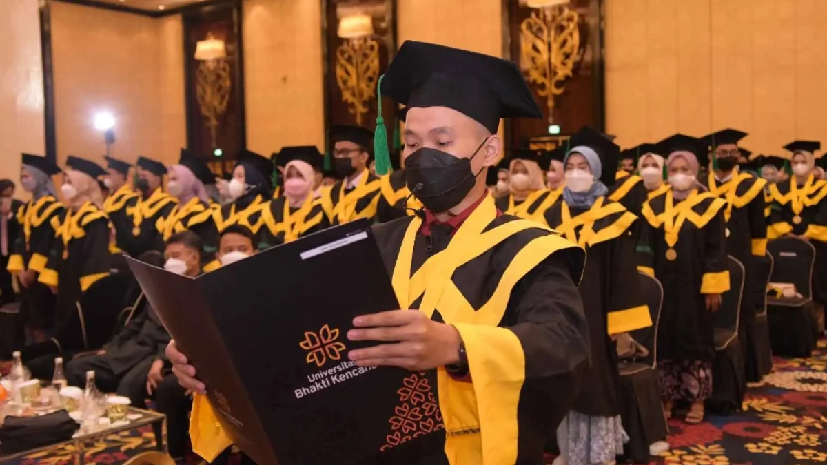 Mandiri, Unggul dan Berdaya Saing, 98 Mahasiswa UBK Diwisuda