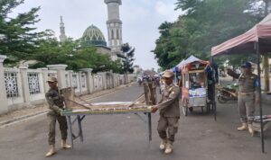 Satpol PP Kabupaten Tasikmalaya Tertibkan PKL Depan Masjid Agung