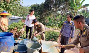 warga kota tasikmalaya di setiawargi mendapat air bersih