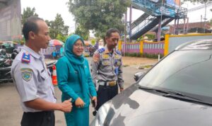 Ketua TP PKK Kelurahan Sindangrasa Mia Adela mendaftar parkir berlangganan. foto: Fatkhur Rizqi/radartasik.id