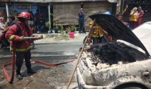 Mobil Sedan Terbakar