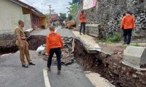 jalan penghubung dua desa amblas