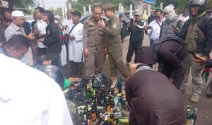 Saat Eks Terminal Cilembang Disegel, Lebih dari 100 Botol Miras Masih Ditemukan