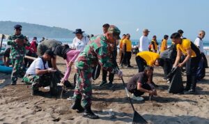 Bersih-bersih Pantai Pangandaran