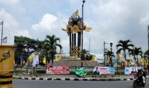 Tugu kh zainal mustofa, spanduk kampanye,