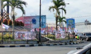 Tugu, spanduk kampanye