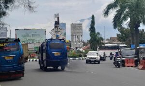 Kendaraan melintas di Garut