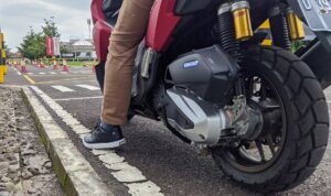 Berhenti pas naik motor