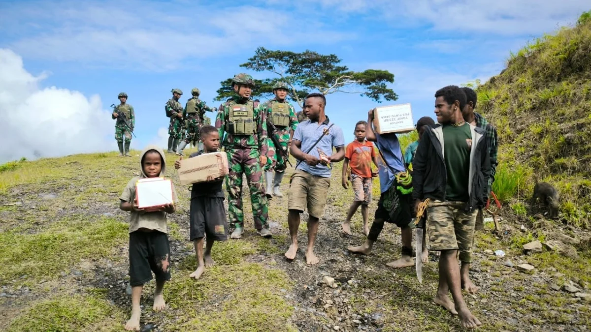 Buaya Putih Kostrad bantu warga di Kampung Wombru