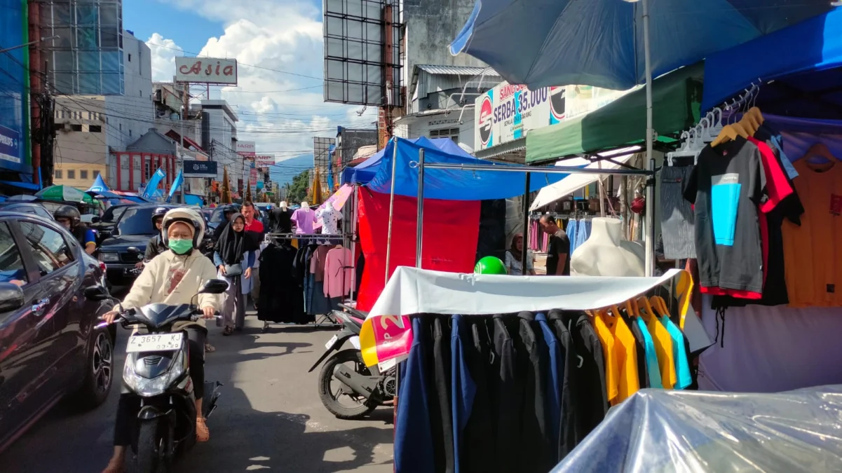 HZ Mustofa, pasar, pedagang