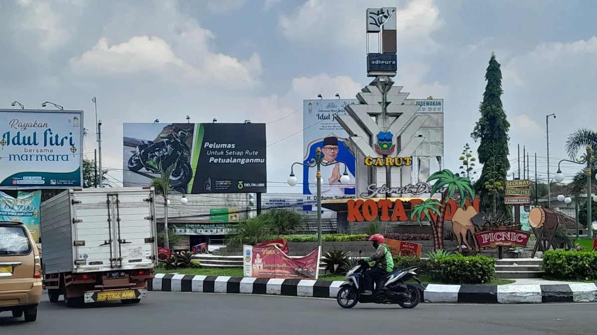 lalu lintas kendaraan di jalur nasional kabupaten garut