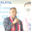 Tukang asongan, calon wali kota, bos umroh