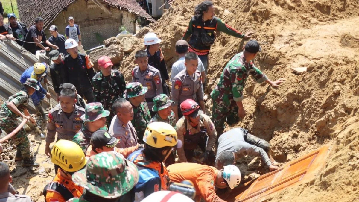 longsor menimbun rumah warga kabupaten garut