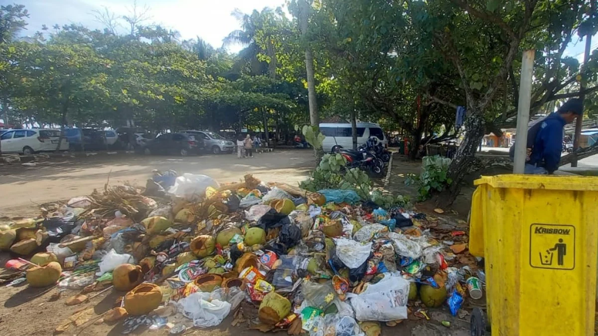 sampah di objek wisata pantai pangandaran