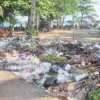 sampah menumpuk di objek wisata pantai pangandaran