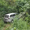 Daihatsu Xenia, mobil terbang, jatuh ke jurang