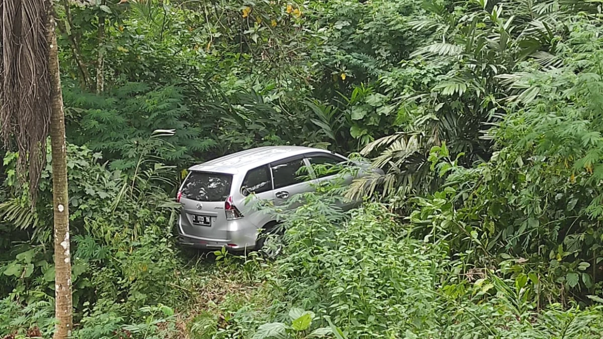 Daihatsu Xenia, mobil terbang, jatuh ke jurang