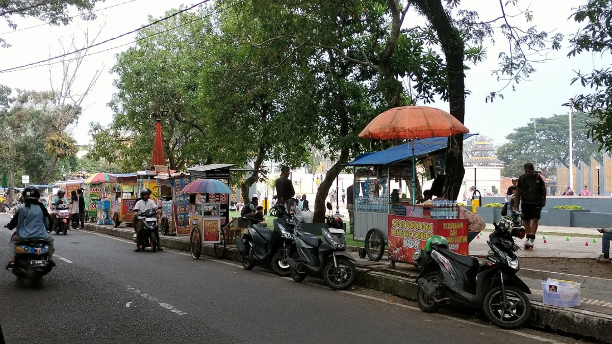 Alun-alun dadaha, lapangan upacara, pedagang