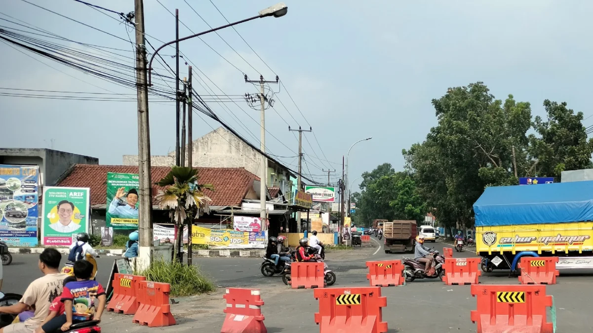 Tiang listrik, kabel fiber optik, jalan lingkar utara