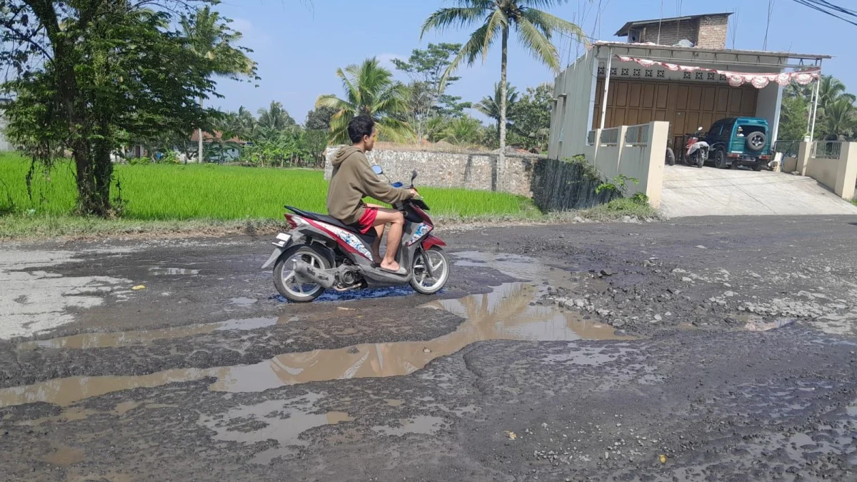 jalan baru ciawi-singaparna yang rusak