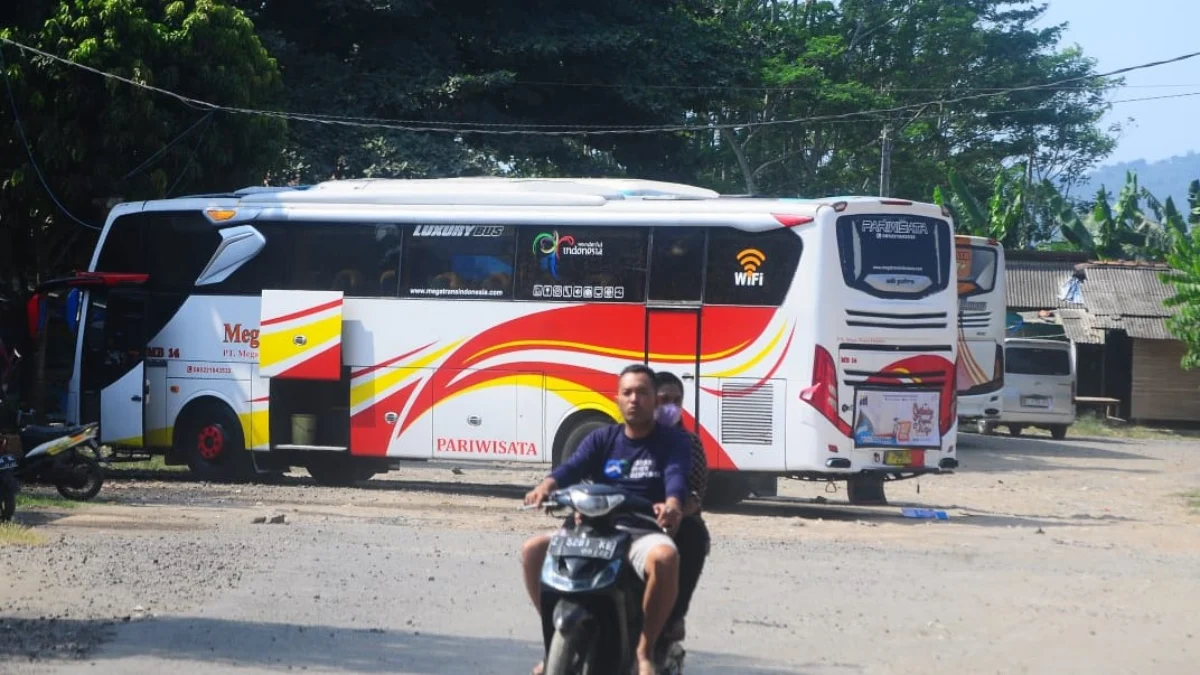 Bus Pariwisata yang Masuk ke Objek Wisata Pantai Pangandaran