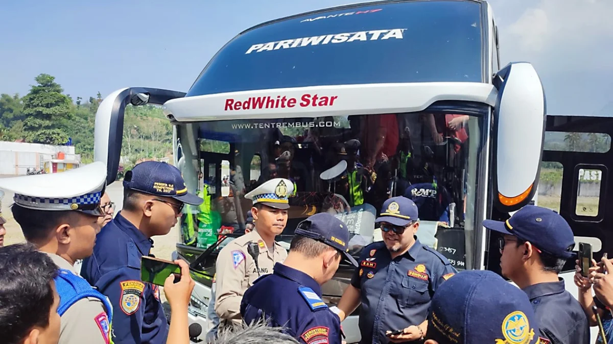 bus pariwisata