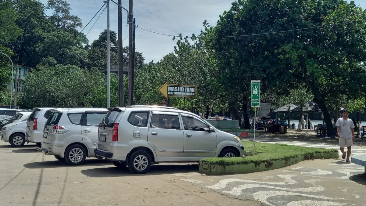 Parkir di Pintu Masuk Pantai Pangandaran