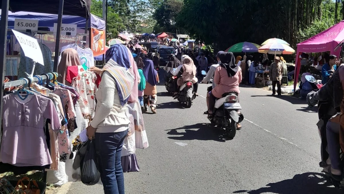 Pasar kaget di Jalan Baru Ciawi-Singaparna