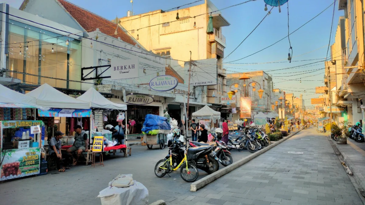 Pedeatrian jalan Cihideung, pasar rel, kantor kelurahan rusak