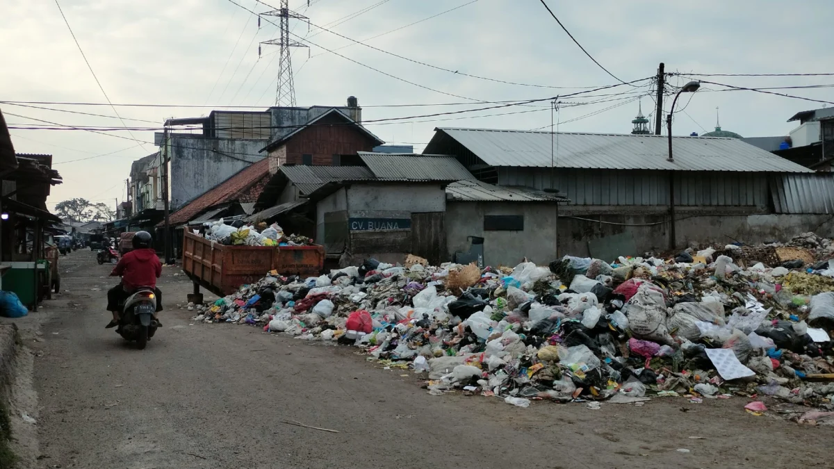 Penghargaan adipura, penanganan sampah, penggunaan kantong plastik,