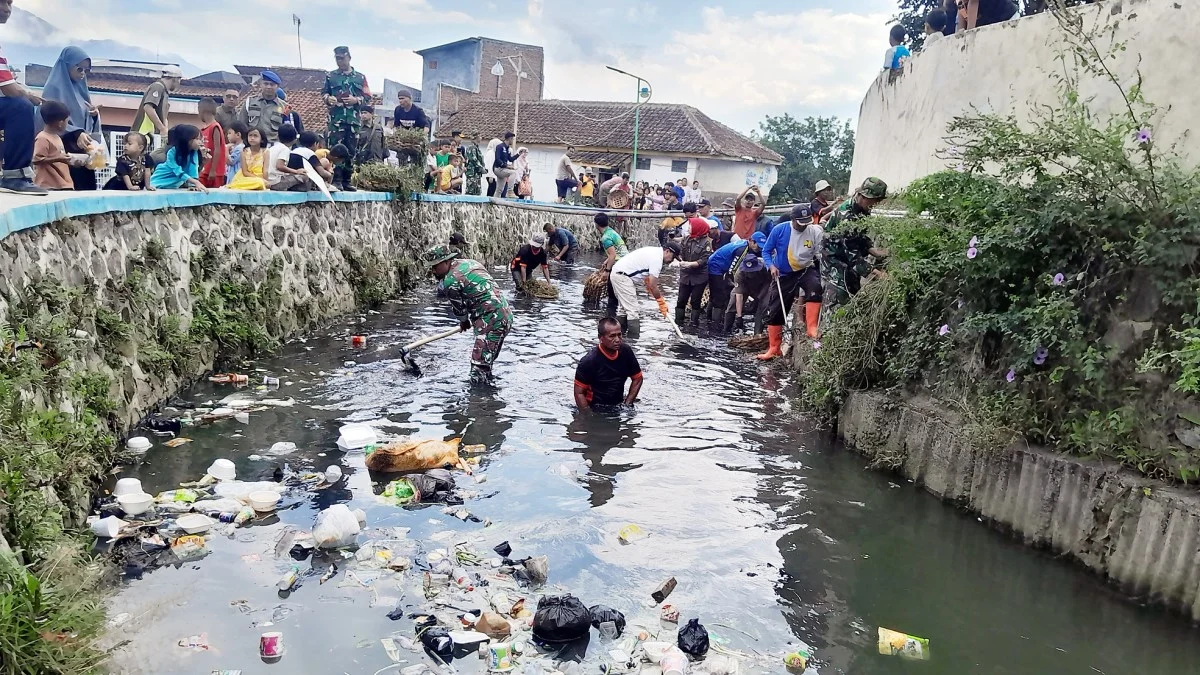 Sungai Cikendi di Kelurahan Sukamentri