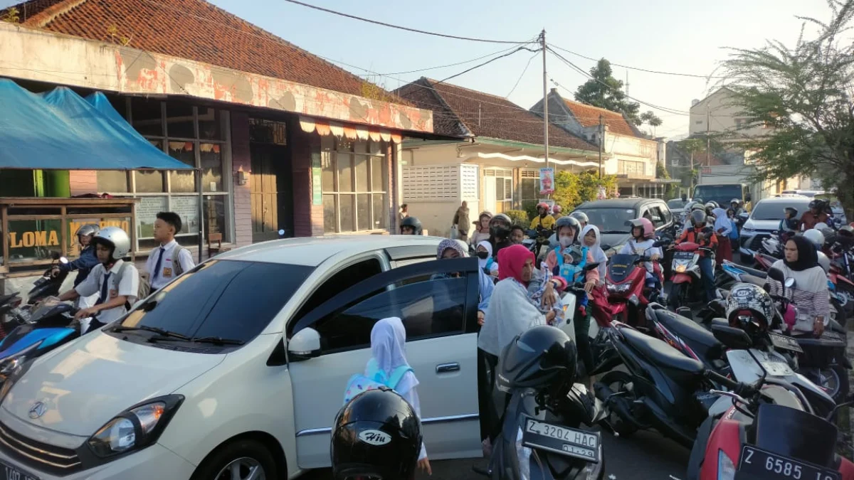 hari pertama masuk sekolah, lalu lintas, orang tua siswa